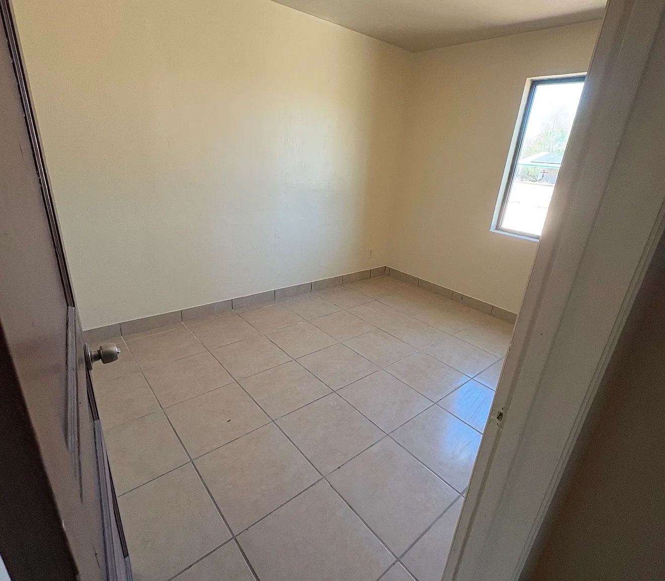 6 bed, 2400 sqft, $2,200 — Photo 2