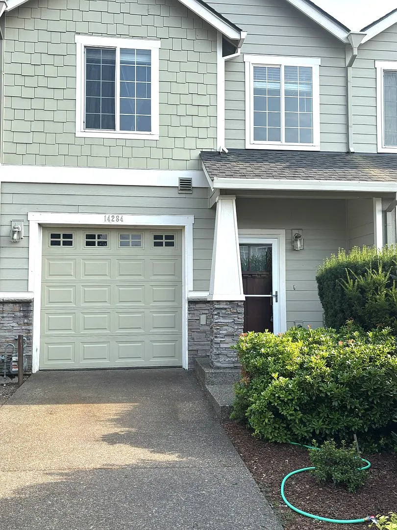 Great Location! Well maintained Townhome , one car garage, fenced backyard! — Photo 1