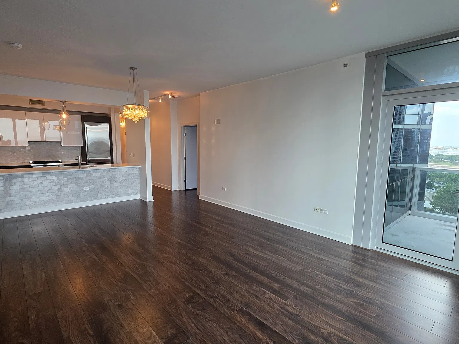 1201 S Prairie Ave — Photo 4