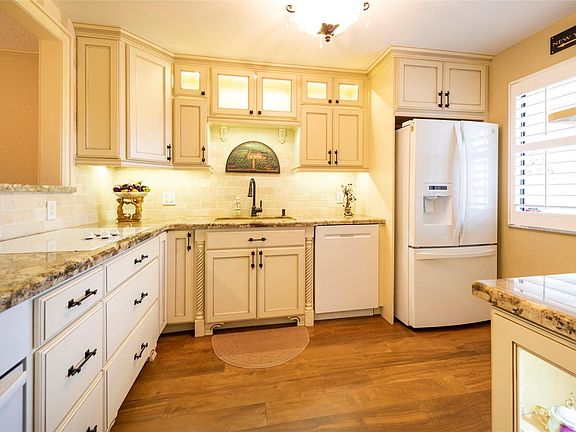 4th image of 398 Lakeview Drive #202
