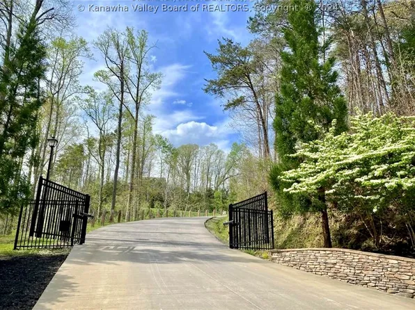 17 Double Eagle Dr, Charleston, WV 25314