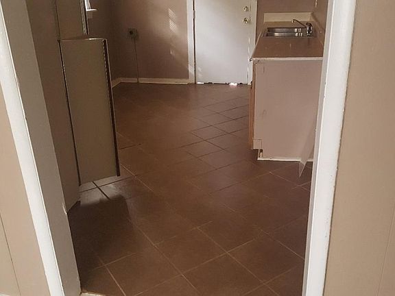 4th image of 3068 Manhattan Ave