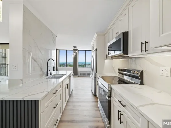 300 Winston Dr APT 2802, Cliffside Park, NJ 07010