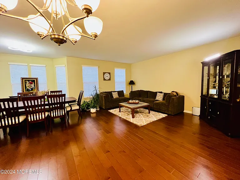 301 Princeton Ct — Photo 4