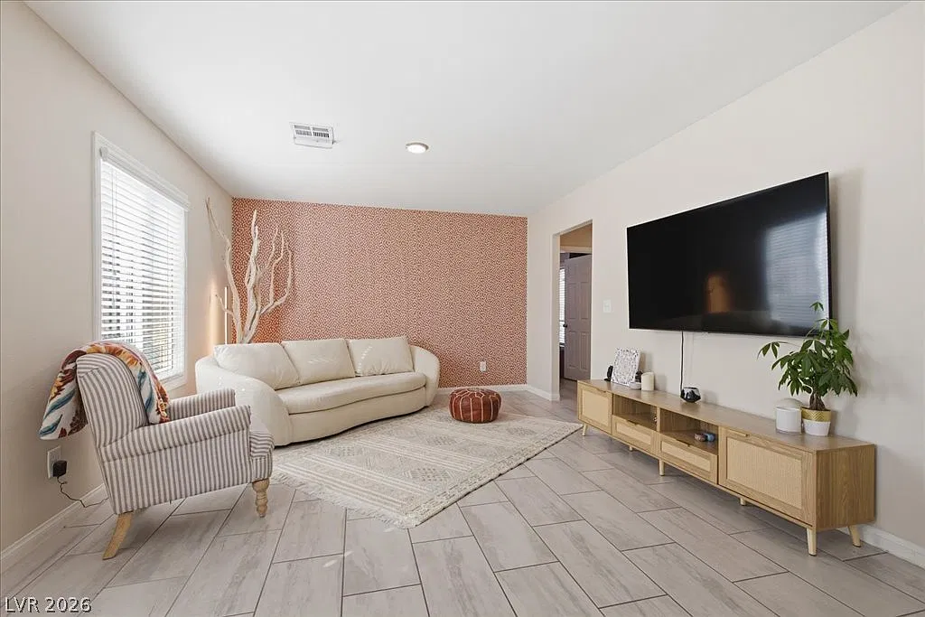3 bed, 2.0 bath, 1247 sqft, $2,100 — Photo 3