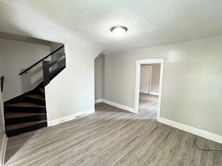 1013 Willow Rd — Photo 3