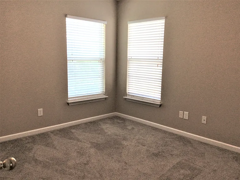 324 Highgate Cir — Photo 16