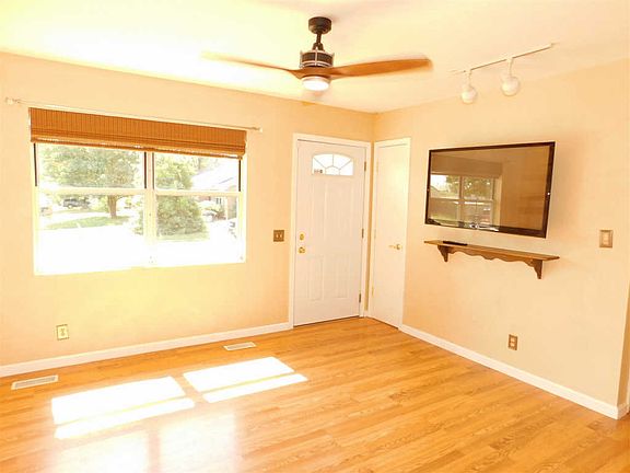 5th image of 6300 Country Ln