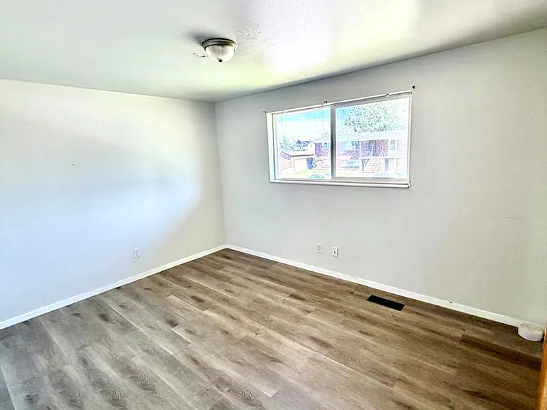 105 W 250 N 4 plex — Photo 7