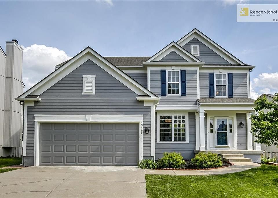 Wonderful in Woodland Creek!  Freshly Painted Exterior & Interior!