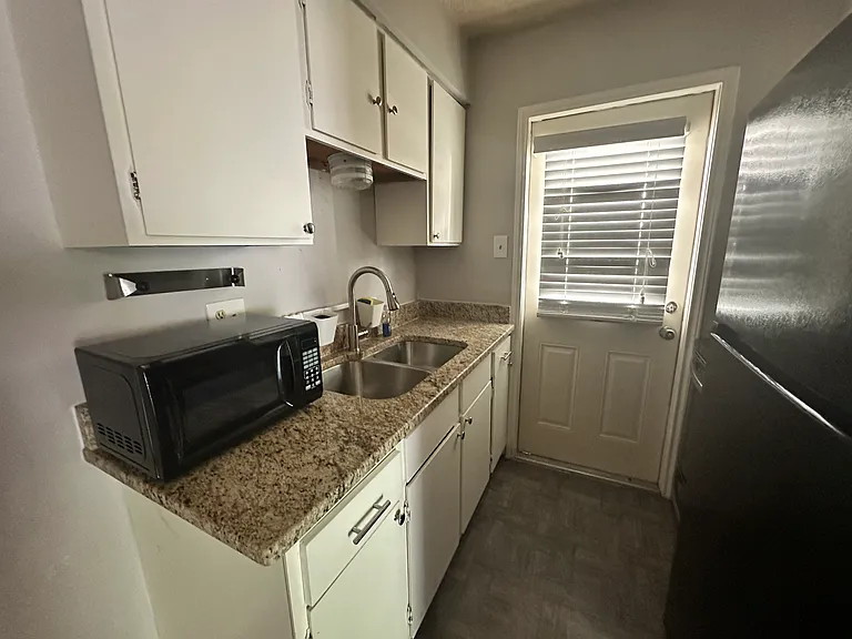 1719 W Kings Hwy #17 — Photo 4