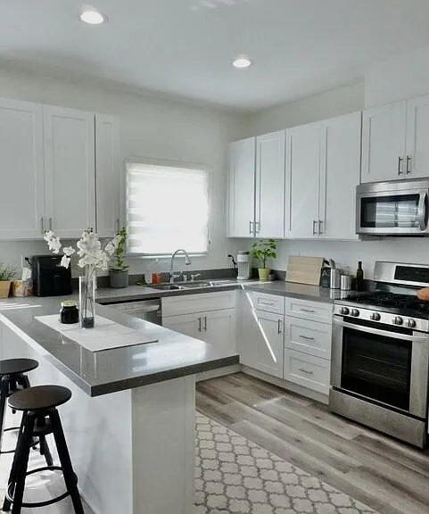 1157 S Point View St — Photo 3