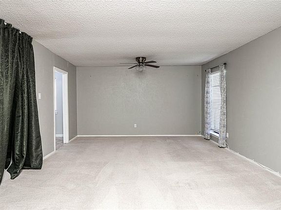 Living Area/Dining