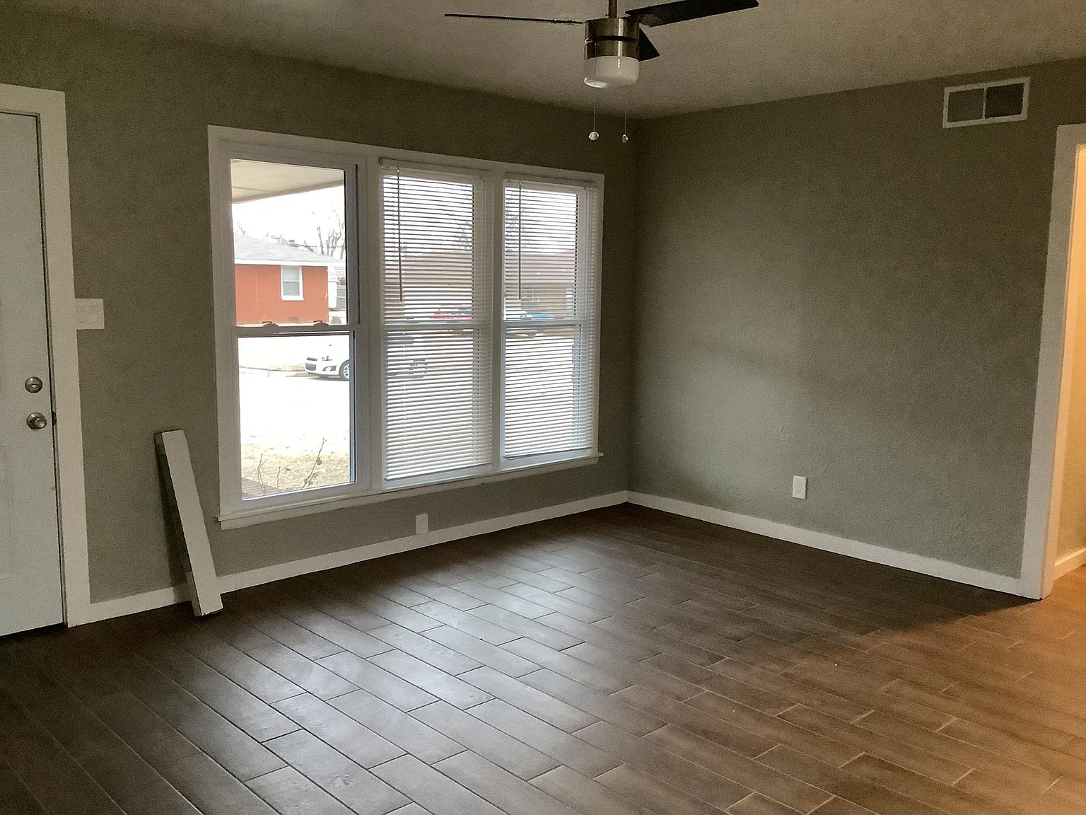 3 bed, 955 sqft, $1,100 — Photo 3