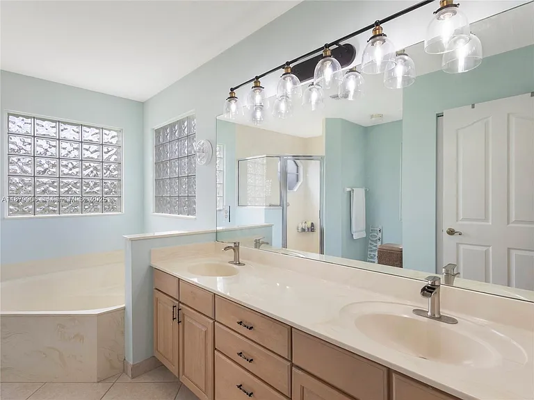 2549 Egret Lake Dr — Photo 16