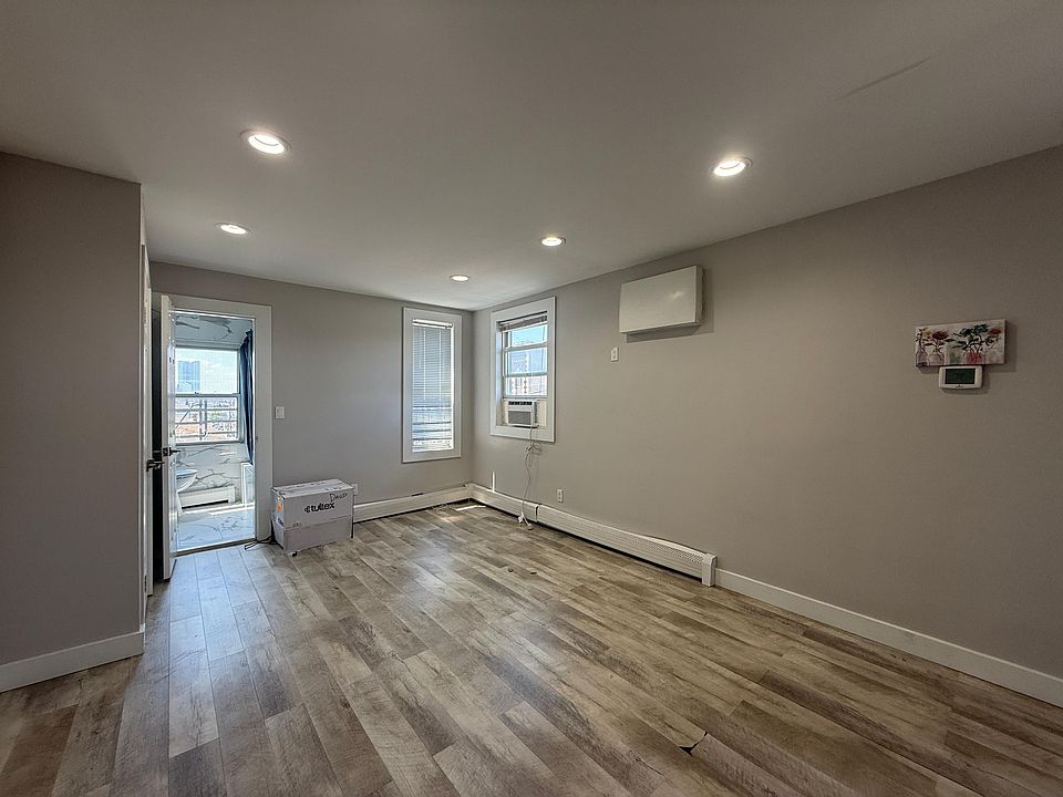 1st image of 54 Graham St #10