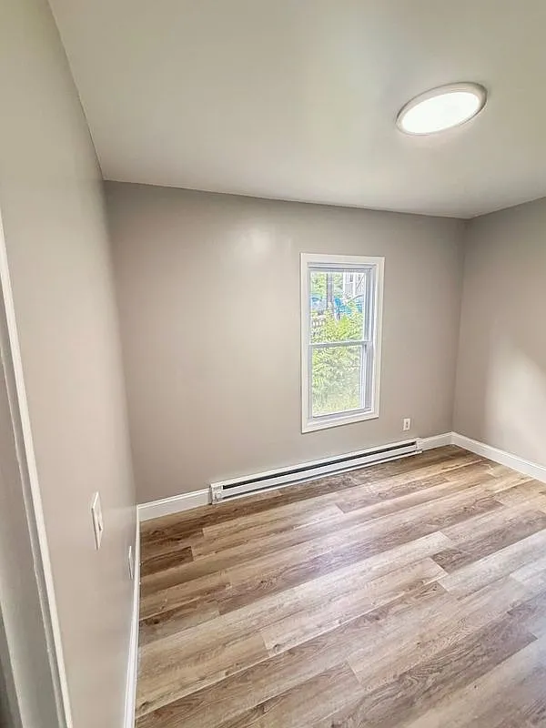 3 bed, 1.0 bath, 1200 sqft, $1,700 — Photo 3