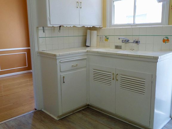 3rd image of 1114 E Glenoaks Blvd