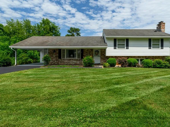 1544 Oakwood St, Bedford, VA 24523