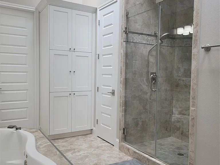 1702 Calumet St — Photo 28