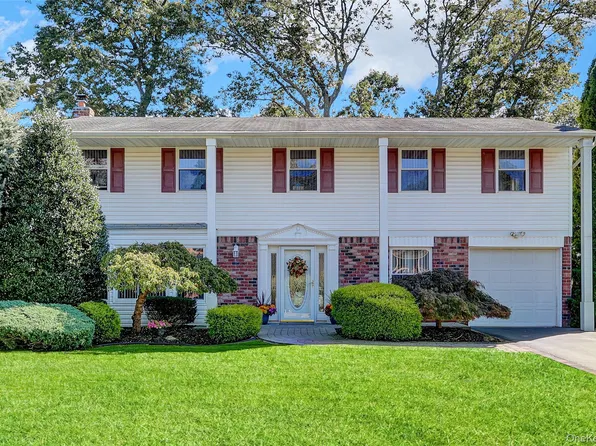 14 Milhouse Lane, Lake Grove, NY 11755