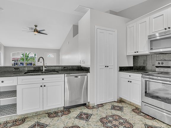 5th image of 912 SE 5th Pl #H