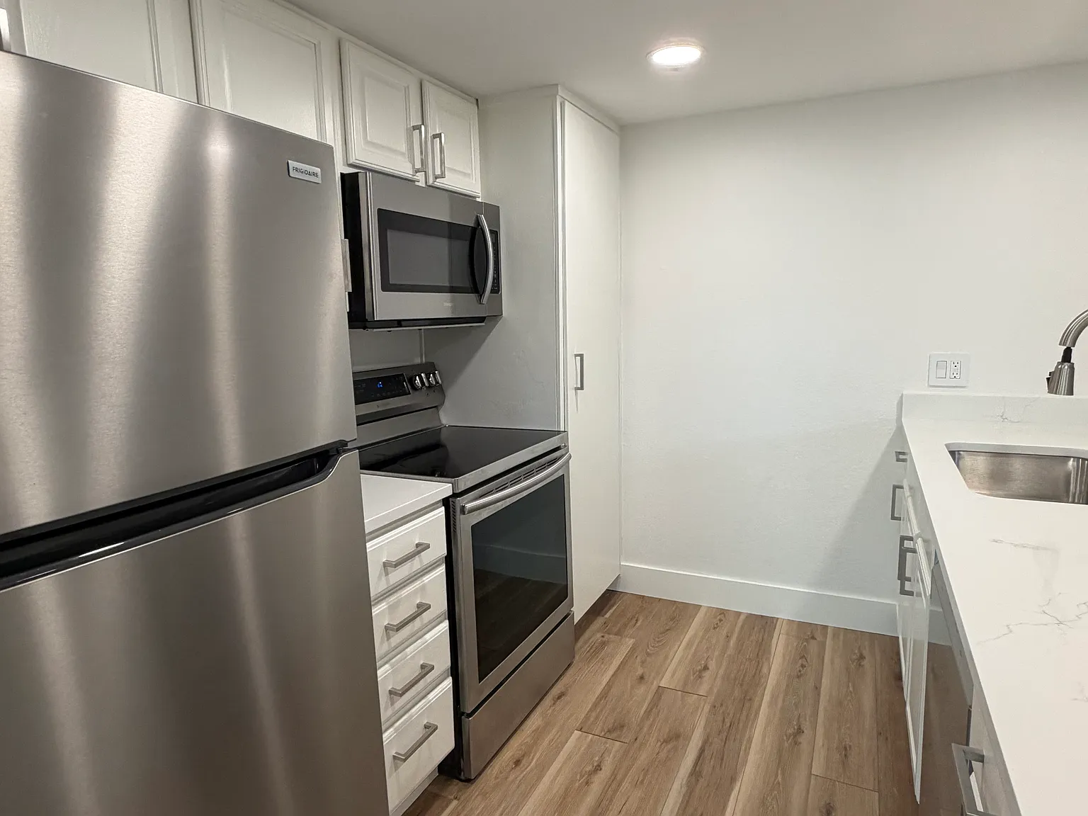 2 bed, 952 sqft, $5,800 — Photo 4