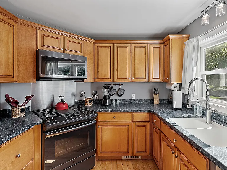 387 Maple Ave — Photo 3