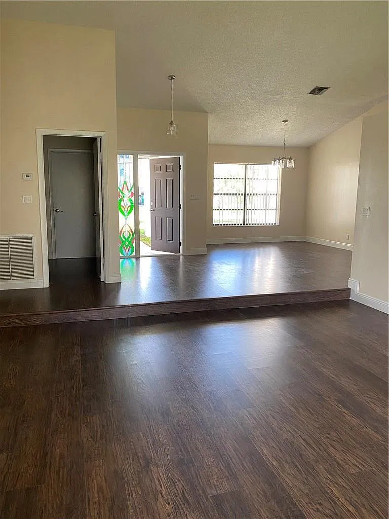3 bed, 2140 sqft, $3,500 — Photo 3