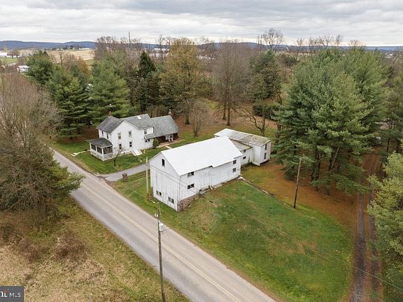 3rd image of 587 Chestnut Hill Rd