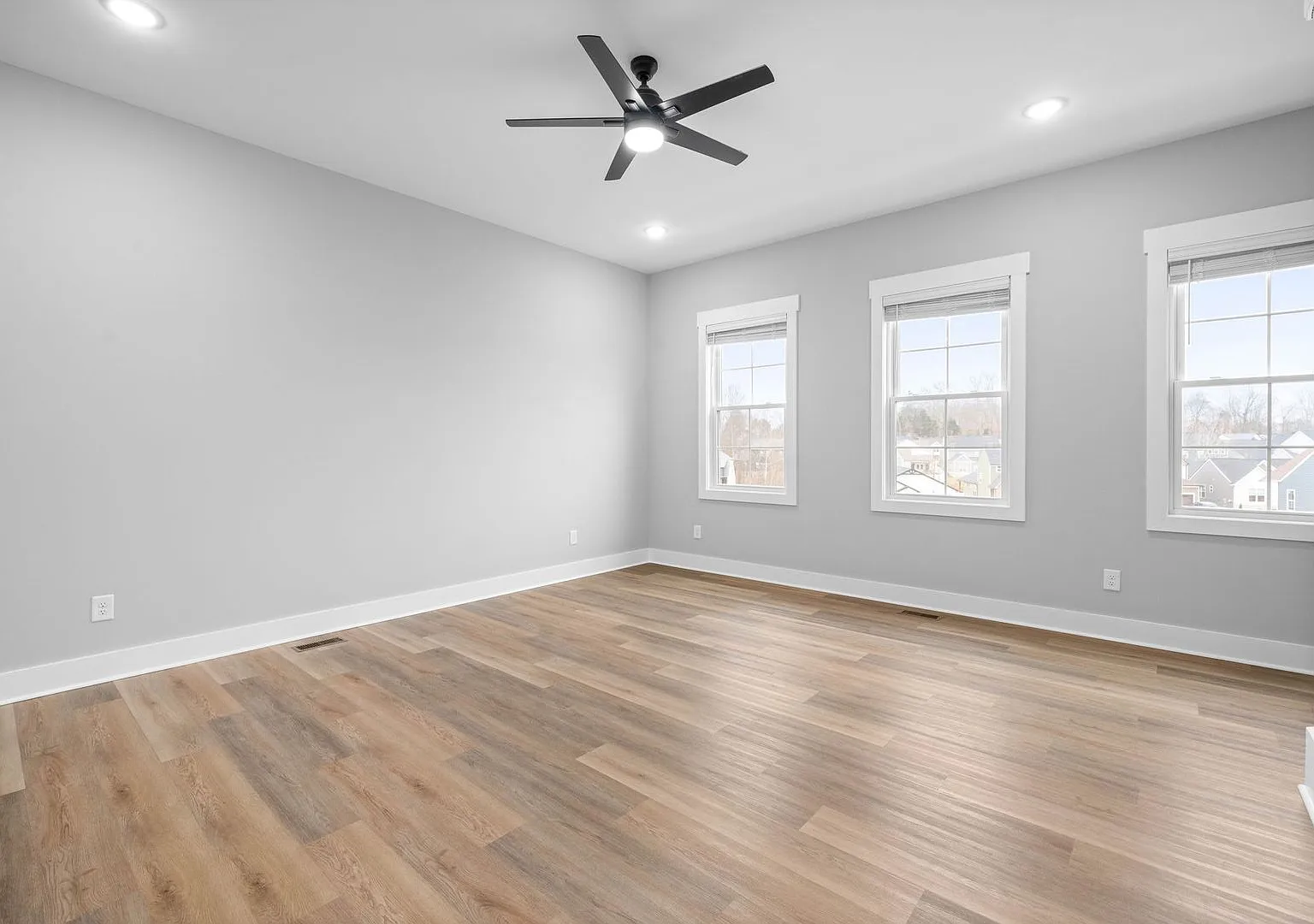 Gorgeous 3 Story 4 Bedroom Pet Friendly Home For Rent! — Photo 4