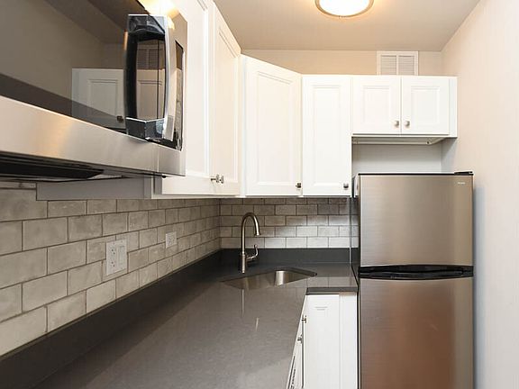3rd image of 640 W Wrightwood Ave #D801