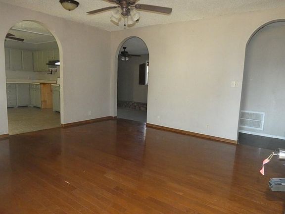 4th image of 209 E 4th St