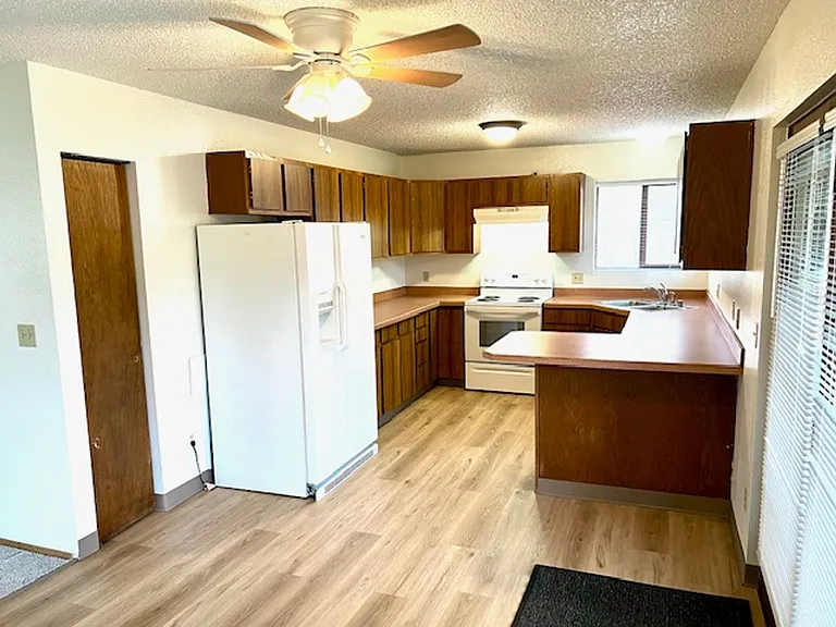 Freshly Renovated - Southside 3 Bedroom — Photo 21