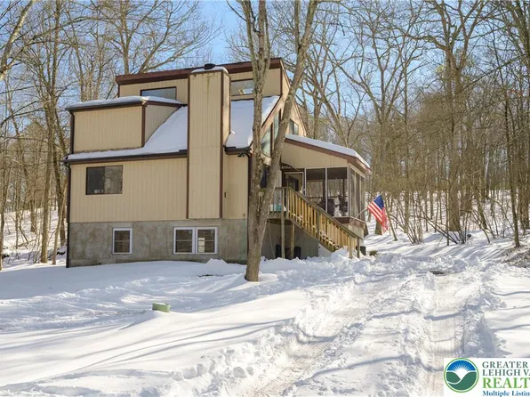 218 Blue Jay Ct, Bushkill, PA 18324