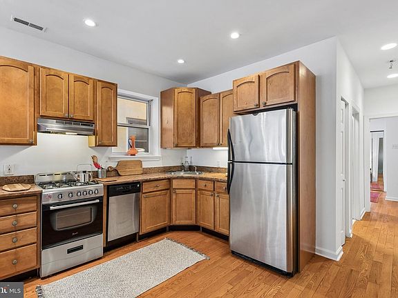 5th image of 1921 Poplar St