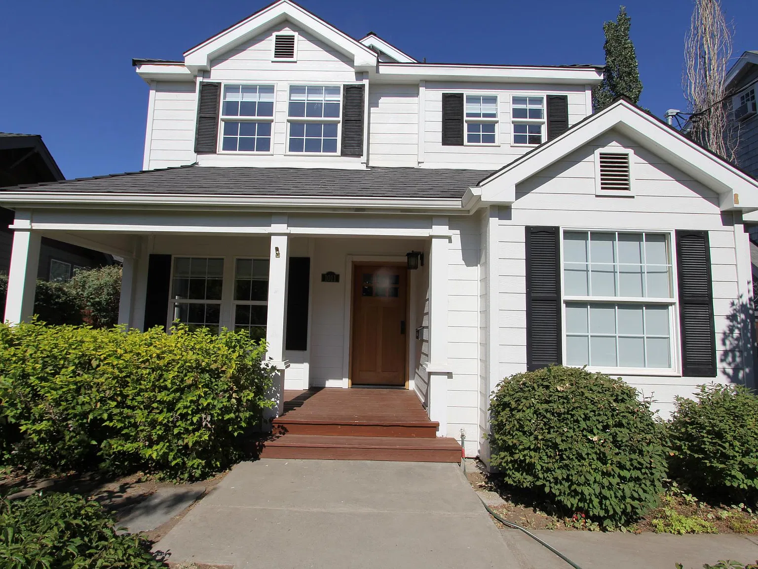 4 bed, 2.5 bath, 2232 sqft, $4,300 — Photo 2