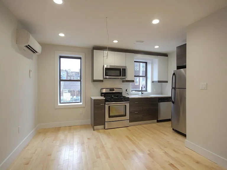 867 Metropolitan Ave #2R — Photo 4