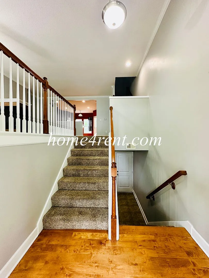 Beautiful 2-Story Townhome with Private Deck, Finished Basement and 2 car garage! — Photo 3