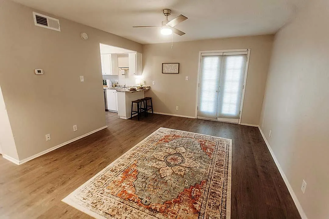 1 bed, 1.0 bath, 400 sqft, $1,000 — Photo 2