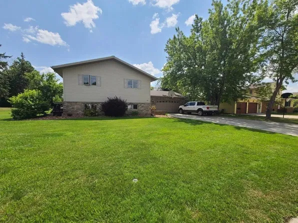 413 Spruce St #3, Bottineau, ND 58318