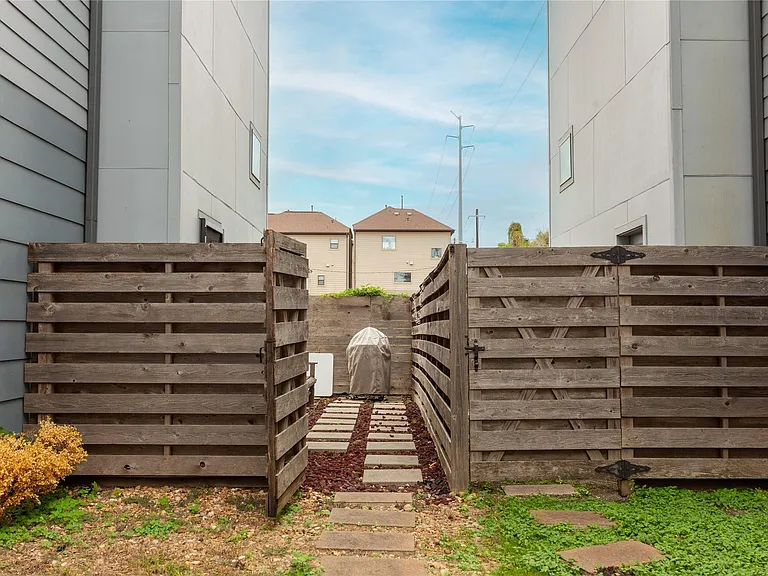 2903 Blodgett St — Photo 3