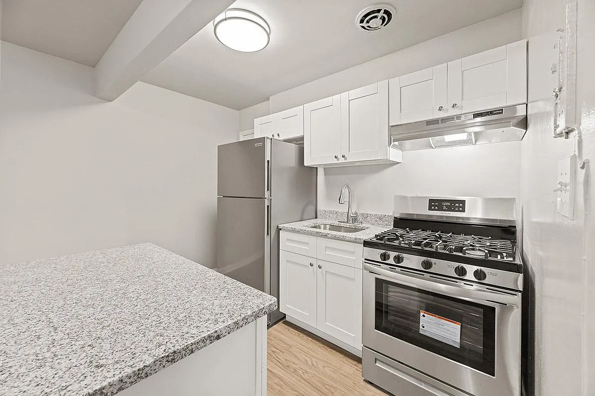 600 Main and 509 Montgomery Streets - 509 #2 - Studio — Photo 2