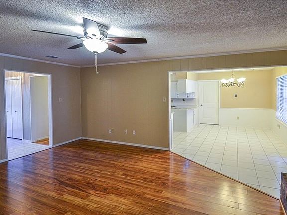 4th image of 2704 Meadow Creek Dr
