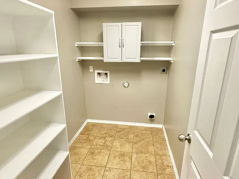 5829 Huntington Dr — Photo 12