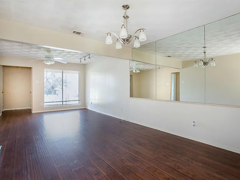 7010 Kingsbury Dr — Photo 6