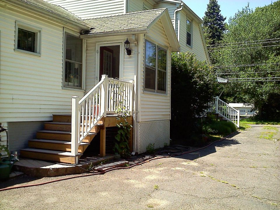 Private entrance 1st floor apt