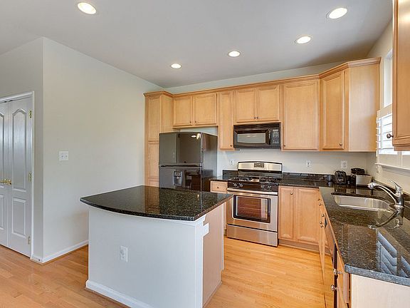 3rd image of 7036 Little Thames Dr