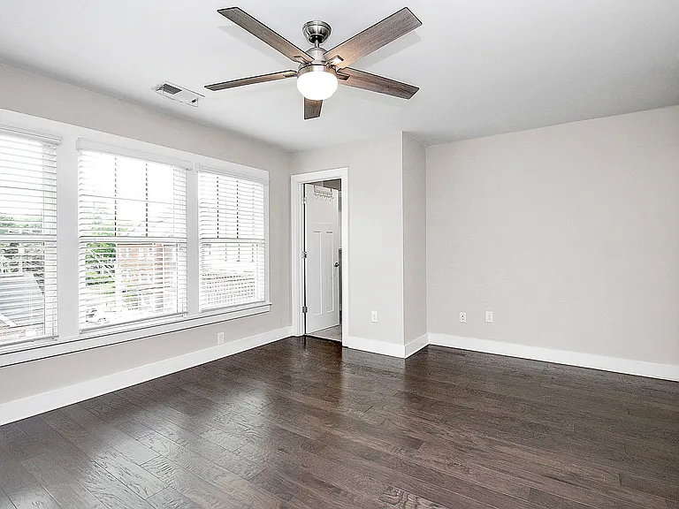 1420 W 4th St — Photo 16