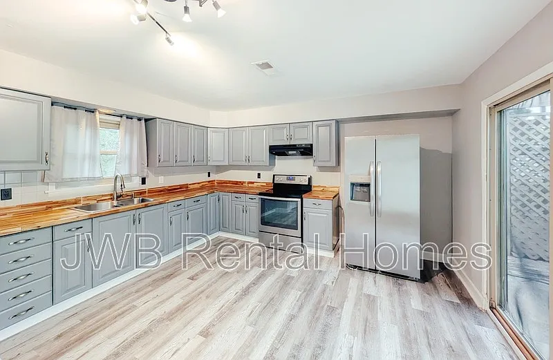 Cedar Hills — Photo 2